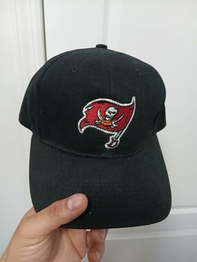 Tampa Bay Buccaneers Black Baseball Cap with Red Flag Logo